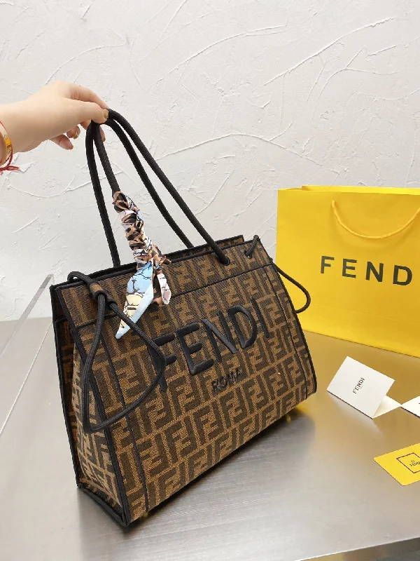 Fendi crossbody bags with a detachable coin purse for added functionality and convenienceEN   Designer bags by Fendi 227