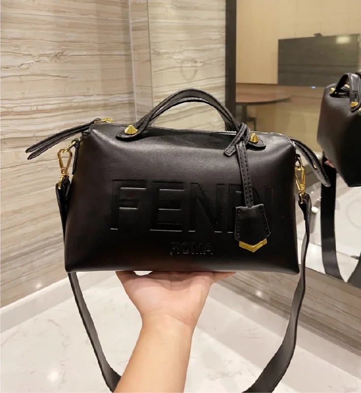 Ladies Fendi shoulder bags with a detachable phone stand for hands - free viewingFENDI 2021 new ladies handbag